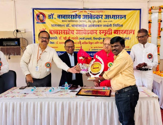 सुप्रसिद्ध कवी प्रा. उत्तम भगत यांचा सोशल एज्युकेशन मूव्हमेंटच्या समाजभूषण पुरस्काराने गौरव