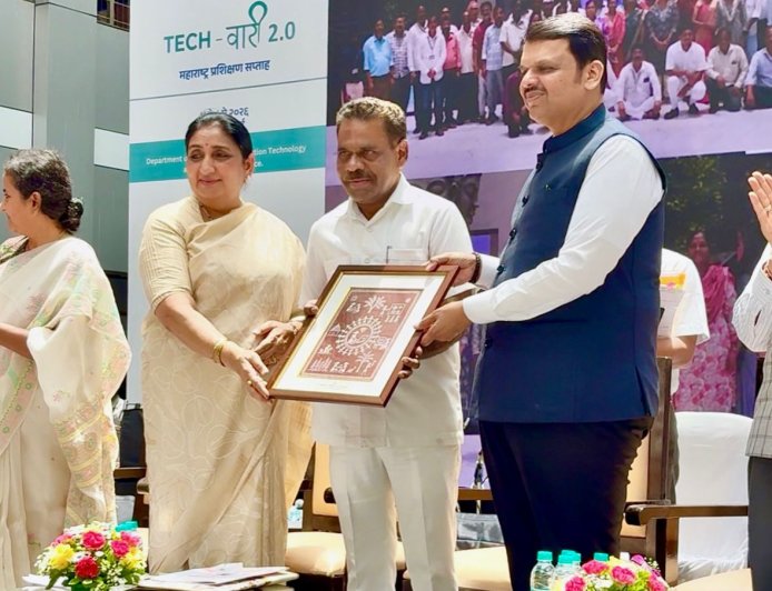 कर्तव्यनिष्ठ अशोक जाधव यांचा मुख्यमंत्री देवेंद्र फडणवीस व उपमुख्यमंत्री सुनेत्रा पवार यांच्या हस्ते सन्मान