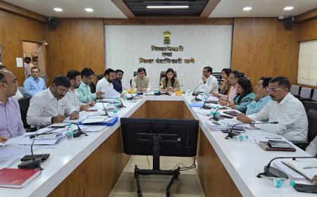 कोकण विभागीय आयुक्त रुबल अग्रवाल यांनी जिल्हाधिकारी कार्यालयात घेतला विविध योजनांचा आढावा