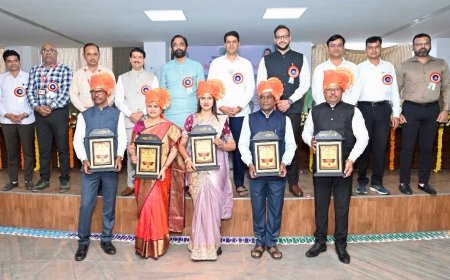 उत्कृष्ट कार्य करणाऱ्या शिक्षकांचा ‘जिल्हा आदर्श शिक्षक पुरस्कार’ देऊन गौरव