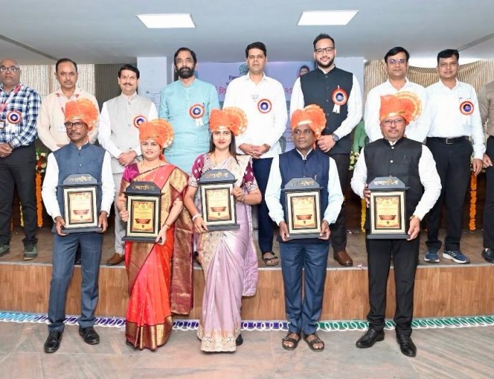 उत्कृष्ट कार्य करणाऱ्या शिक्षकांचा ‘जिल्हा आदर्श शिक्षक पुरस्कार’ देऊन गौरव