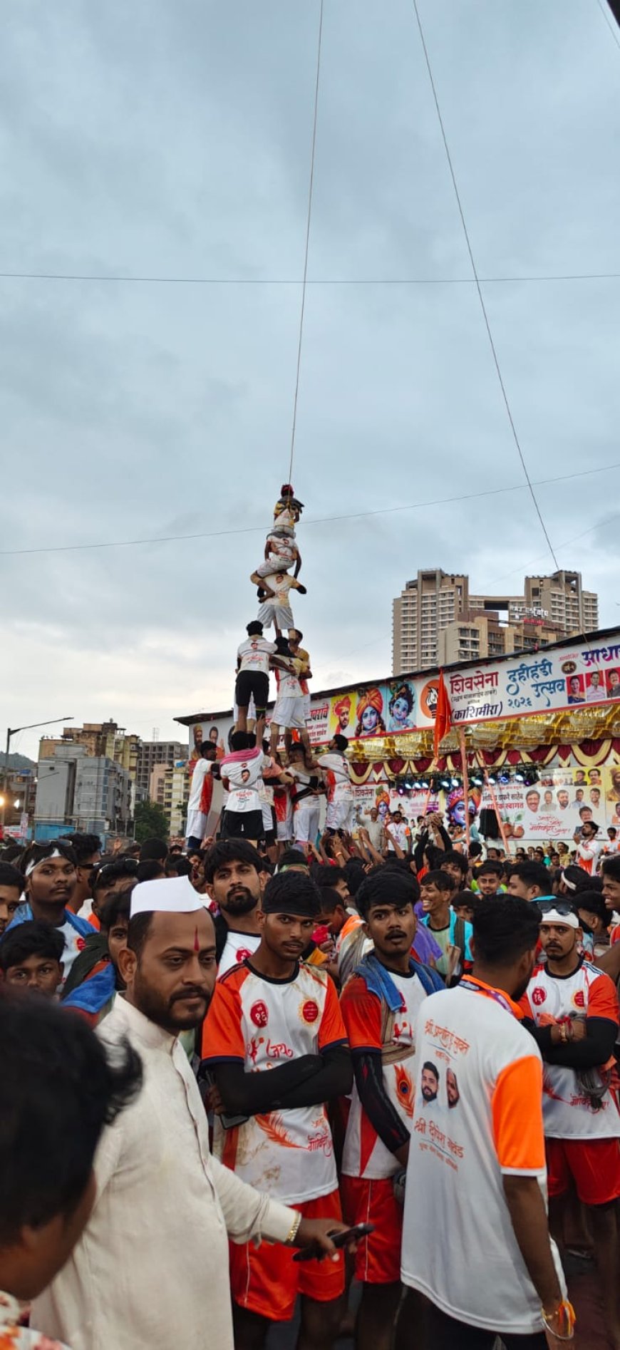 आधार प्रतिष्ठानच्या मानाच्या दहीहंडी उत्सवात गोविंदा पथकांचा जल्लोष